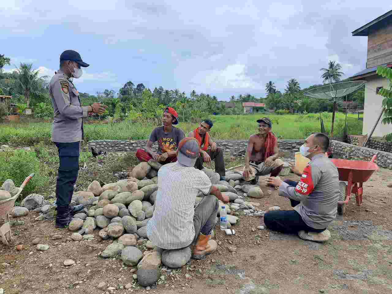 Ayo Vaksin, Agar Kekebalan Tubuh (Herd Imunity) Kita Kuat" Ujar Brigadir Yusron Dan Bintara Noken Papua