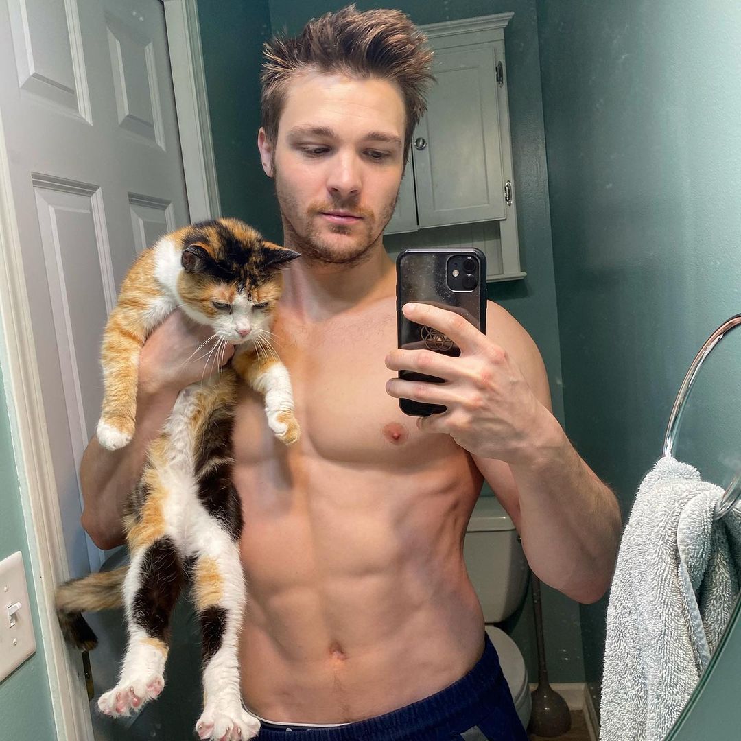 hot-fit-guy-shirtless-selfie-cody-messner-cat