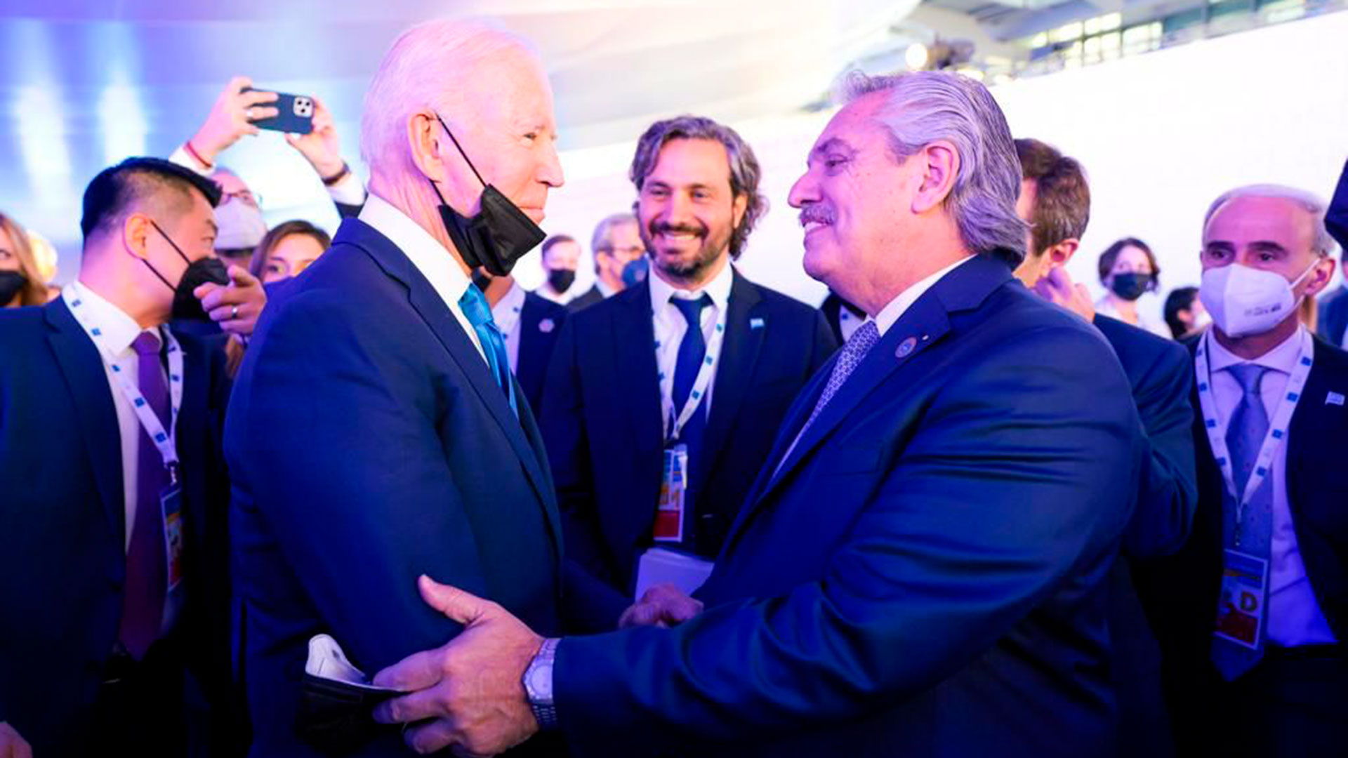 En el marco de los saludos protocolares en la Cumbre de Líderes del G20 en Roma, el presidente Alberto Fernández mantuvo un breve diálogo este sábado con sus pares Joe Biden y Jair Bolsonaro.