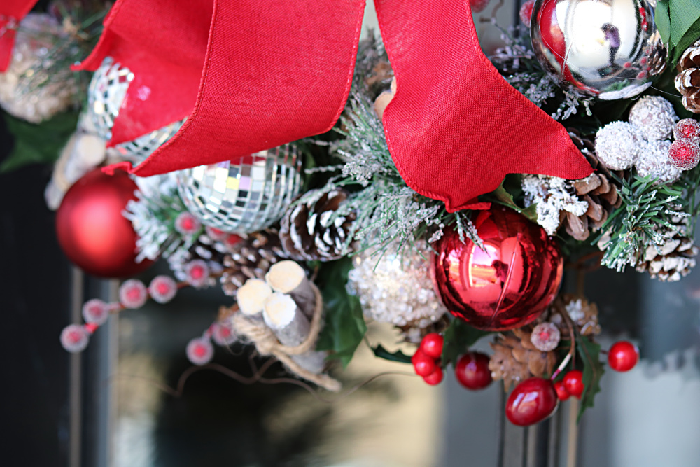 red-bow-frosted-grapevine-red-ornaments-DIY