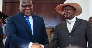 CIJ : l'Ouganda sommé de verser 325 millions de dollars à la RDC  Le président de la RDC, Felix Tshisekedi, serre la main du président ougandais Yoweri Museveni à Entebbe, en Ouganda, le 9 novembre 2019  La Cour internationale de justice (CIJ) a fixé mercredi à 325 millions de dollars le montant des réparations que Kampala doit verser à Kinshasa pour l'invasion par l'Ouganda de l'est de la République démocratique du Congo (RDC), lors de la guerre de 1998-2003.  La RDC réclamait plus de 11 milliards de dollars, un montant qualifié d'exorbitant par l'Ouganda. La CIJ, plus haute juridiction de l'ONU, a estimé que l'Ouganda devait verser à la RDC 225 millions de dollars pour les pertes en vie humaines, 40 millions de dollars pour les dommages aux biens et 60 millions de dollars pour les dommages aux ressources naturelles, a indiqué la juge présidente de la CIJ, Joan Donoghue.  "La Cour fixe le montant total des réparations accordées à la RDC à 325 millions de dollars américains", a déclaré la juge. "La Cour considère que les éléments de preuves versés au dossier suggèrent que le nombre de morts pour lesquels l'Ouganda doit des réparations se situe entre 10 000 15 000 personnes environ", a-t-elle précisé.  La CIJ, dont le siège est à La Haye, avait statué en 2005 que l'Ouganda devait payer des réparations pour avoir envahi la RDC pendant la deuxième guerre du Congo (1998-2003). Ce conflit a impliqué jusqu'à neuf pays africains, parmi lesquels l'Ouganda et le Rwanda qui soutenaient des groupes rebelles dans l'est du pays, riche en minerais.  Les deux guerres successives qui ont, entre 1996 et 2003, dévasté le pays - appelé Zaïre jusqu'en 1997 puis République démocratique du Congo - ont fait plusieurs centaines de milliers de morts.    ICJ: Uganda ordered to pay 325 million dollars to the DRC  The International Court of Justice (ICJ) on Wednesday set Kampala to pay Kinshasa $325 million in reparations for Uganda's invasion of eastern Democratic Republic of Congo (DRC) during the 1998-2003 war.  The DRC claimed more than $11 billion, an amount described as exorbitant by Uganda . The ICJ, the UN's highest court, has found that Uganda should pay the DRC $225 million for loss of life, $40 million for damage to property and $60 million for damage. to natural resources, said ICJ presiding judge Joan Donoghue .  “The Court sets the total amount of reparations awarded to the DRC at US$325 million ,” the judge said. “The Court considers that the evidence on file suggests that the number of deaths for which Uganda owes reparations is between approximately 10,000 and 15,000 people ,” she said.  The ICJ, headquartered in The Hague , had ruled in 2005 that Uganda should pay reparations for invading the DRC during the Second Congo War (1998-2003). This conflict involved up to nine African countries, including Uganda and Rwanda which supported rebel groups in the mineral-rich east of the country.  The two successive wars which, between 1996 and 2003, devastated the country - called Zaire until 1997 then the Democratic Republic of the Congo - caused several hundred thousand deaths.