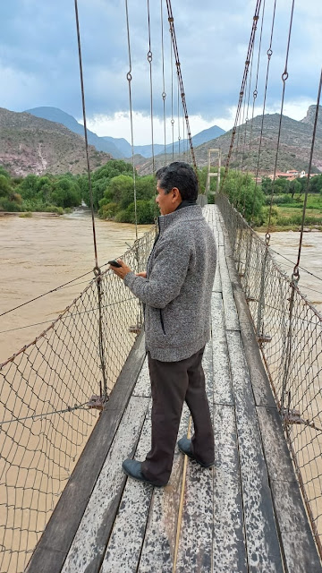 Januar 2022 begleiten Sie mich auf der Fahrt zur Gemeinde Villa Pacheco (Livi Livi), am Ufer des Flusses San Juan de Oro. Potosí – Bolivien.