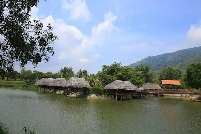 Nhà hàng thủy tạ trong khu du lịch Núi Tà Cú