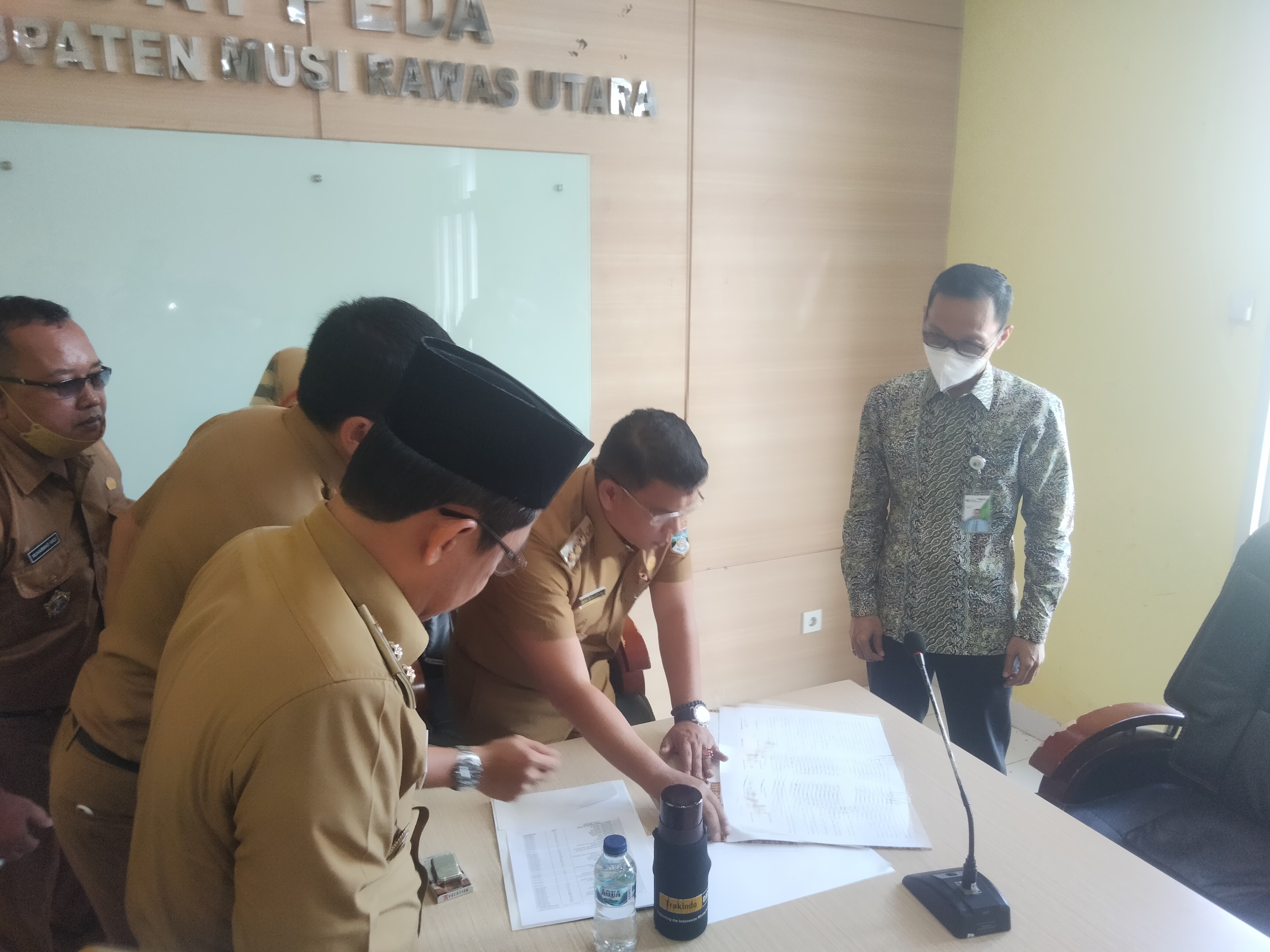 TUNTAS.CO.ID_MURATARA - Pemerintah Kabupaten Musi Rawas Utara (Muratara) melakukan Perjanjian kerjasama antara Pemerintah Muratara dengan Badan penyelenggara jaminan sosial ketenagakerjaan kantor Cabang Muara Enim, tentang kepesertaan program jaminan sosial ketenagakerjaan bagi pegawai non aparatur sipil Negara Kabupaten Muratara.  Program yang diperuntukkan untuk para tenaga kerja sukarelawan (TKS) atau honorer diruang lingkup Pemkab Muratara ini bertujuan agar para TKS atau honorer mendapatkan jaminan dalam bekerja khususnya jaminan sosial kecelakaan kerja dan kematian.  Dalam rapat yang diadakan dilantai tiga ruang Bapedda ini, Bupati Devi Suhartoni yang didampingi Wakil Bupati Inayatullah selaku pihak pertama menandatangani perjanjian kerjasama dengan Kepala Kantor BPJS Ketenagakerjaan Cabang Muara Enim, Ruszian dedi, serta disaksikan Pj Sekda Suharto dan seluruh Kepala OPD Pemkab Muratara. Senin (7/2/2022).  Bupati Devi Suhartoni mengatakan, program ini untuk jaminan sosial ketenagakerjaan  TKS atau honorer yang bekerja diwilayah Kabupaten Muratara.  "Kami selalu berupaya memberikan yang terbaik untuk TKS, agar bisa bekerja dengan sebaik-baiknya," tutur Bupati.  "Syukuri dan bekerjalah dengan profesional, disiplin dan memiliki etos kerja yang baik untuk kemajuan Kabupaten Muratara," tambahnya.  Kepala Kantor BPJS Ketenagakerjaan Cabang Muara Enim, Ruszian dedi, menyebutkan, Pemerintah Muratara telah menjamin atau melindungi pekerja non ASN dilingkungan Pemkab Muratara.  "Jika nanti, katakanlah, ada kecelakaan kerja atau kematian, maka ada jaminannya dari BPJS," kata Ruszian.  Dia menyebutkan, Satu orang TKS nanti, dikenakan biaya Rp, 10.000 dalam sebulan, uang ini bukan dipotong dari gaji pekerja, tapi dibayar oleh Pemda Muratara.  "Jika masa iuran sudah selama 3 tahun, kemudian peserta BPJS ketenagakerjaan meninggal dunia, maka, biaya sekolah anaknya ditanggung oleh BPJS ketenagakerjaan, maksimal satu peserta dua orang anak yang ditangguhkan," sebut Ruszian.