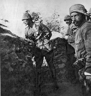Mustafa Kemal Gelibolu'da siperlerde