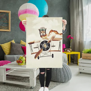 Mujer joven sujeta diseño artístico de un zorro pilotando avión.
