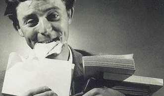 Gérard Philipe dévorant des livres (1950)