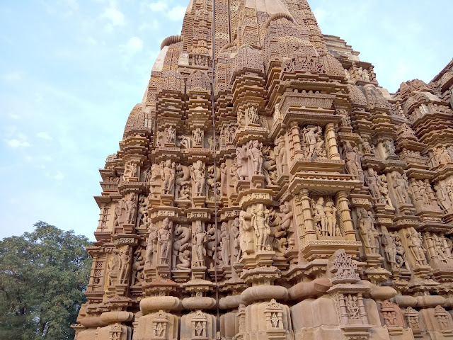 kamasutra temples Khajuraho poses: erotic sculptures, Difficult to spot erotic sculpture Khajuraho Temple