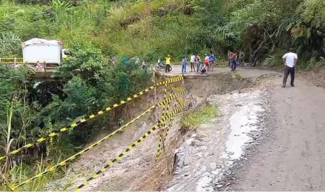 Masyarakat Keluhkan Kondisi Jalan Lintas Parsoburan yang Memperlihatkan