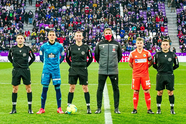 Los capitanes Jordi Masip y Juanma García, junto con el árbitro Javier Iglesias Villanueva y sus ayudantes. REAL VALLADOLID C. F. 1 BURGOS C. F. 0. Sábado 08/01/2022, 18:15 horas. Campeonato de Liga de 2ª División, jornada 23. Valladolid, estadio José Zorrilla