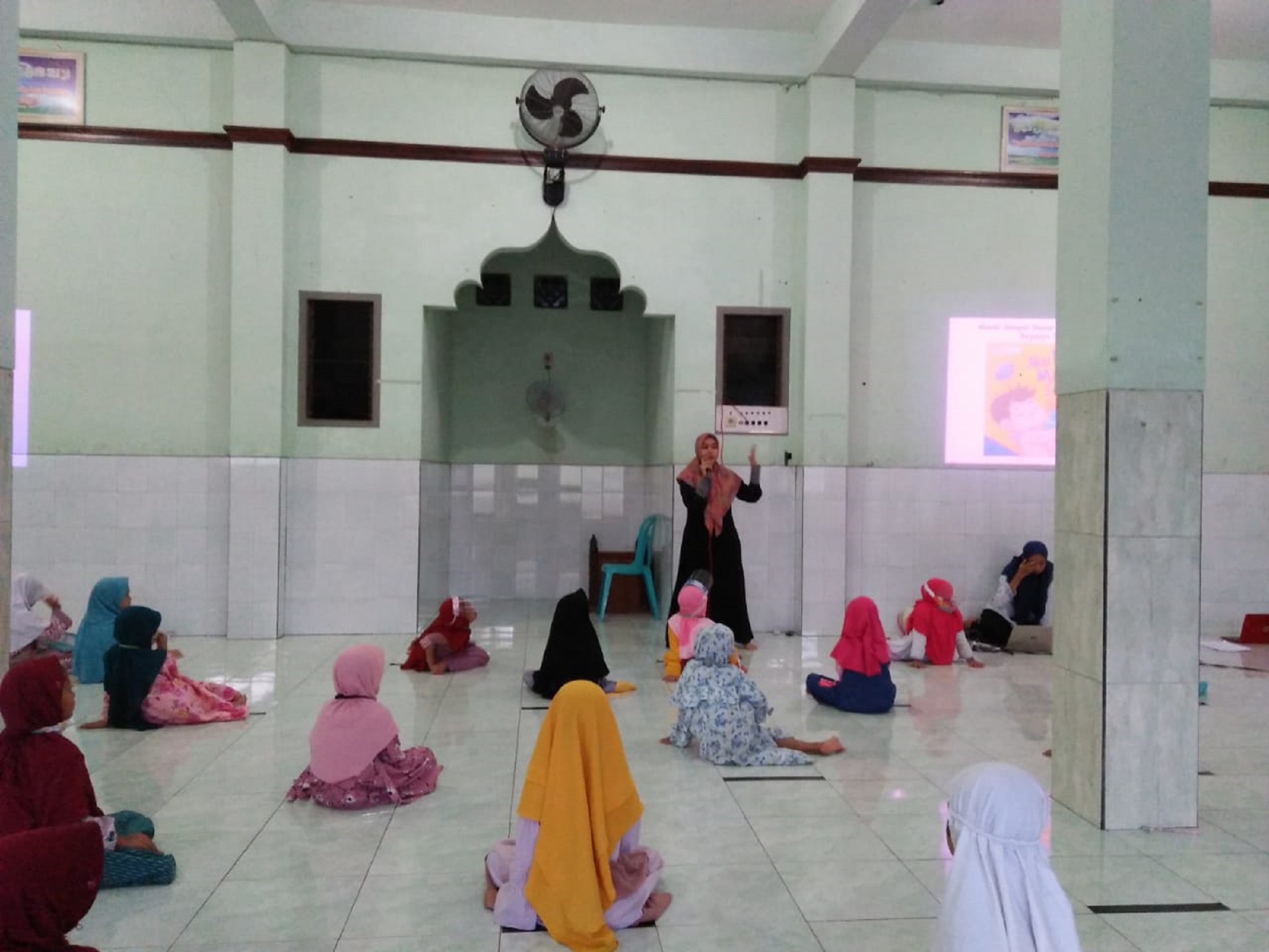 Ning Syarofis Siayah sedang mengajar para santri di pondok pesantren