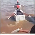 Sự thật bức ảnh 3 học sinh tiểu học vượt sông bằng thùng xốp tới trường.