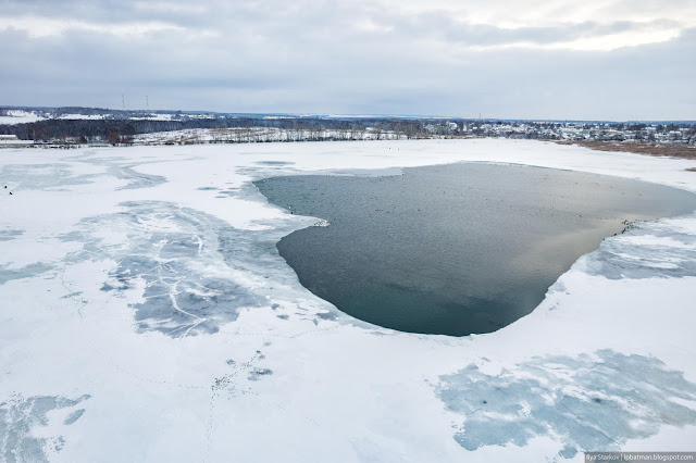 Большая полынья на замёрзшем озере