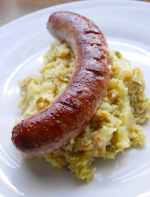 Leckere Bratwurst mit Rosenkohl und Kartoffelpüree