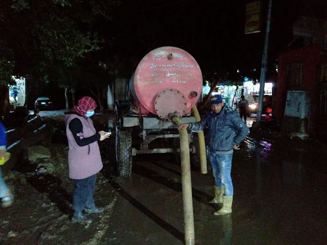 بالصور..حملات مكثفة لرفع مياه الأمطار بشوارع دسوق