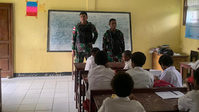 Peduli Pendidikan, Satgas Yonif 310/KK Jadi Tenaga Pendidik di Perbatasan RI-PNG