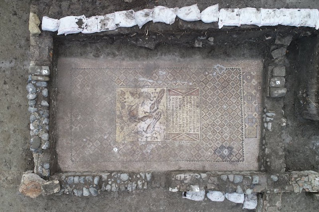 Αεροφωτογραφία του χώρου με το ψηφιδωτό στην Εκκλησία των Αγίων Αποστόλων, στο Χατάι της νότιας Τουρκίας. [Credit: ΑΑ]