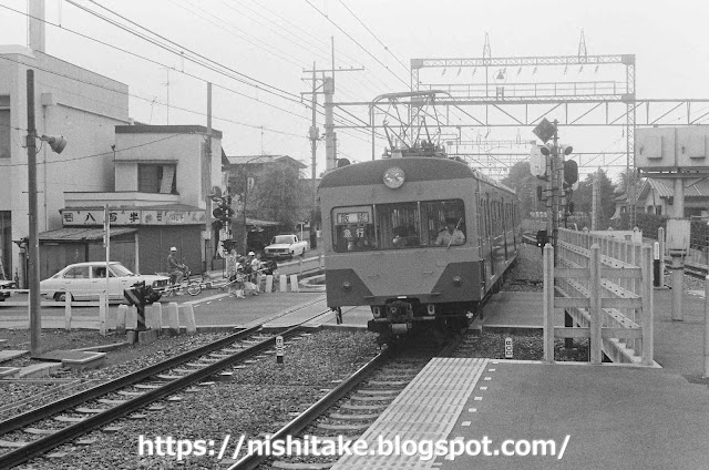 西所沢に進入する下り赤電10両編成の急行。　西所沢　1982.8月下旬