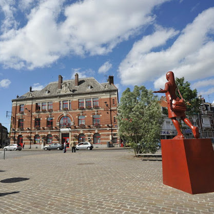 mairie du quartier de lille fives en briques rouges avec place pietionne