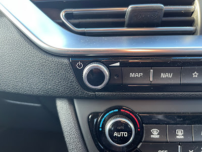 Kia e-Niro 4 infotainment system reset button to the right of the audio on/off volume control.