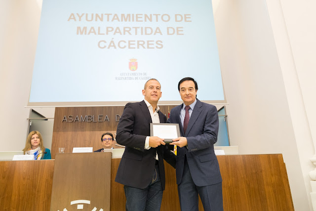 Hace entrega de la Mención Don Jesús Gumiel Barragán, presidente de Apamex  Recoge la Mención: Don Alfredo Aguilera Alcántara, Alcalde de Malpartida de Cáceres.