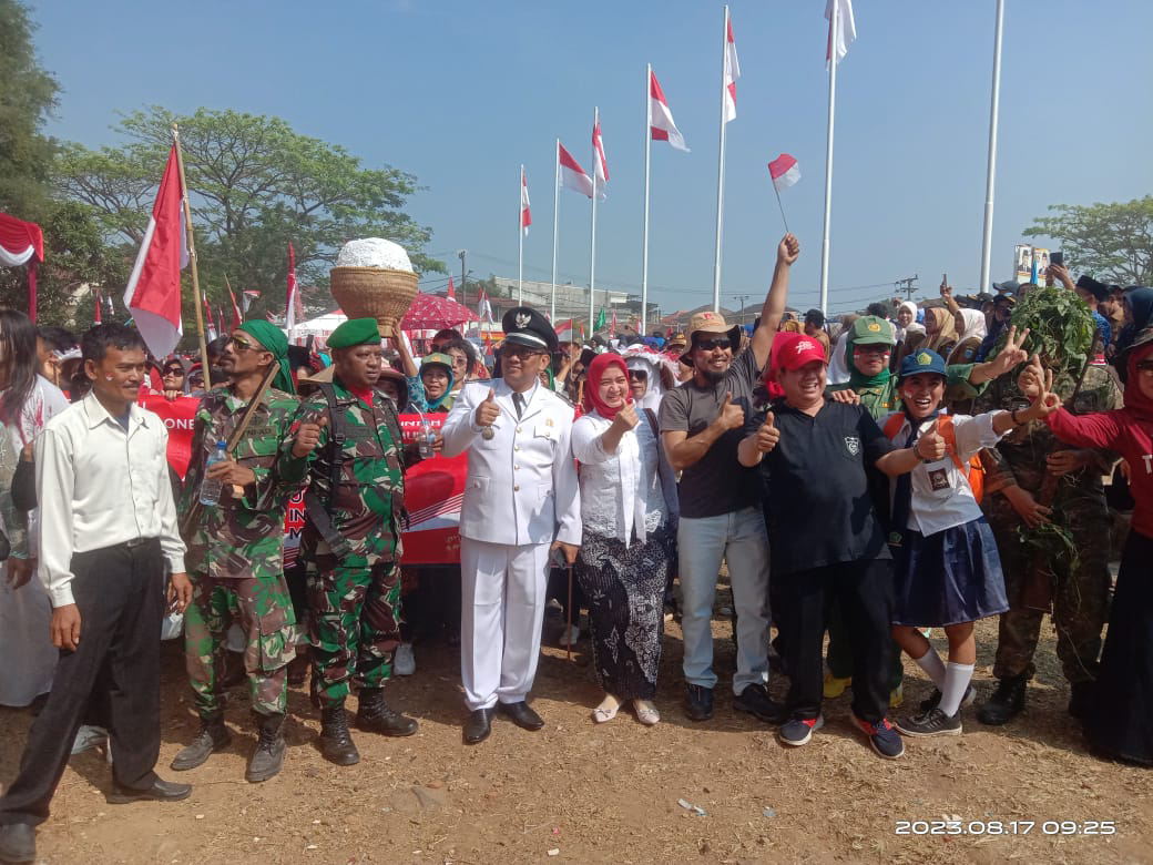 Prades Muruy Bersama Warga Antusias Menyambut HUT RI Ke -78 Pawai Jalan Kaki Ke Alun- Alun Menes