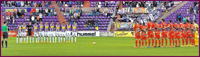 Los dos equipos forman en el centro del campo durante el minuto de silencio por la muerte de Gustavo Biosca. REAL VALLADOLID C. F. 2 GIRONA F. C. 1. Domingo 02/11/2014. Campeonato de Liga de 2ª División, jornada 11. Valladolid: estadio José Zorrilla