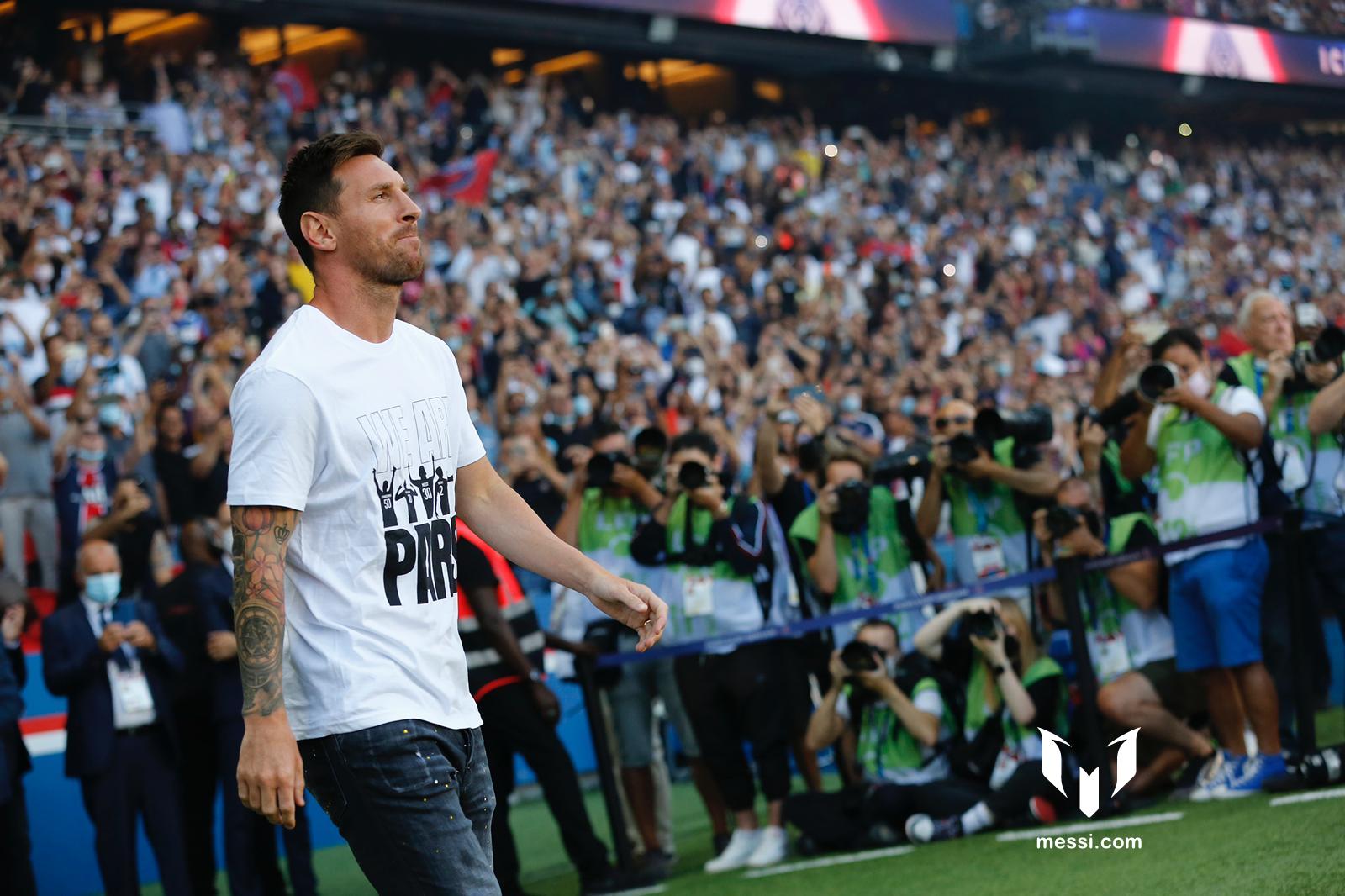 Messi ra mắt cổ động viên PSG
