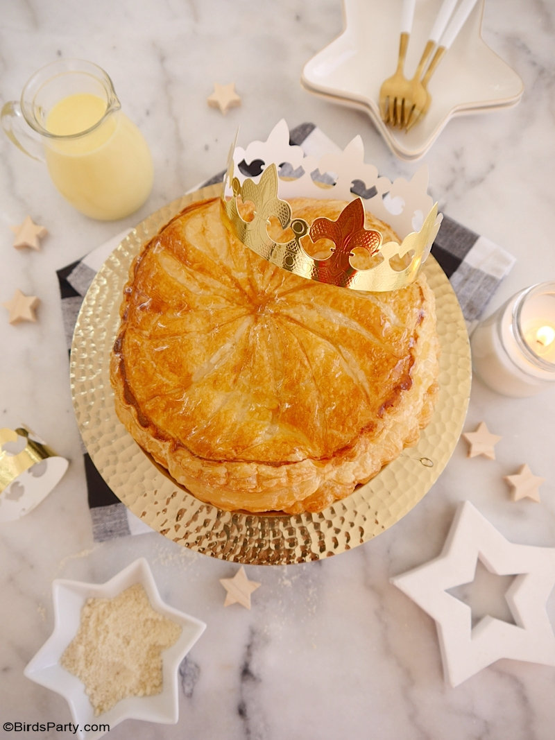 French Almond Frangipane Galette des Rois o Kings Cake Recipe: ¡receta de postre rápida, fácil y deliciosa para las celebraciones de la Epifanía y los meses de invierno!  por BirdsParty @BirdsParty #galettedesrois #kingscake #epiphany #epiphanie #recipe #recipes #baking #frangipane #almonds #frenchrecipe #frenchpastry #frenchpatisserie