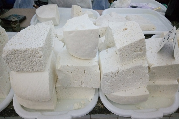 Bryndza is produced by two countries, namely Slovakia and Poland, each of which has a different shape and taste. For a typical Slovak bryndza, it has a sheep's milk content of 50 percent and is added with salt water and several other traditional ingredients.