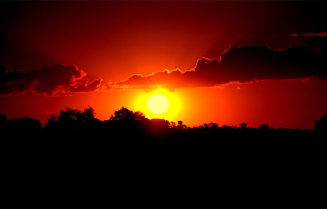 A foto mostra o nascer do Sol e mostra que o dia será muito quente hoje.
