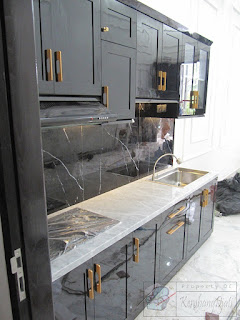 Produksi Kitchen Set Warna Hitam Mengkilat Dengan Top Table Granit Warna Putih