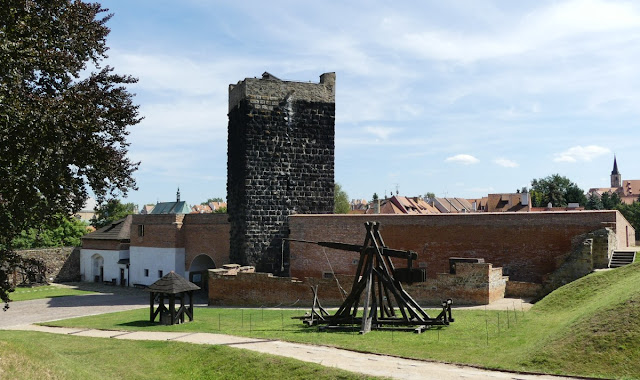 Cheb (Eger) - Burg mit schwarzem Turm und Geschoss