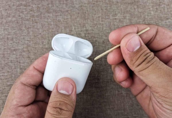 تنظيف علبة Apple AirPods