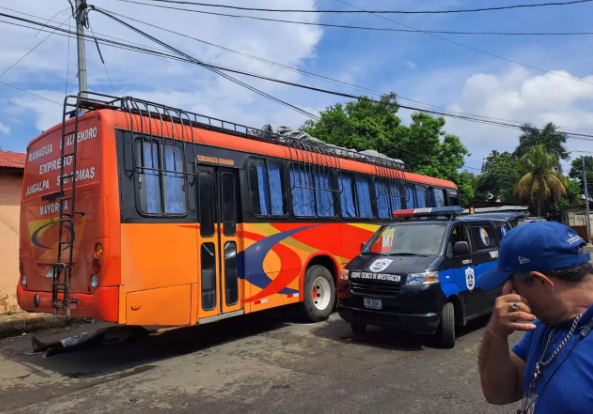 Nicaragua: Un soldador muere tras pasarle un bus por encima en la entrada al mercado de Mayoreo, en el Distrito 6 de Managua