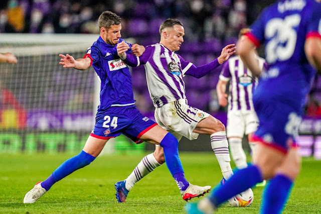 Roque Mesa se impone a Gorka Guruzeta y se lleva el balón. REAL VALLADOLID C. F 5 S. D. AMOREBIETA 1 Domingo 27/02/2022, 18:15 horas. Campeonato de Liga de 2ª División LaLiga Smart Bank, jornada 29. Valladolid, estadio José Zorrilla: 14.108 espectadores.