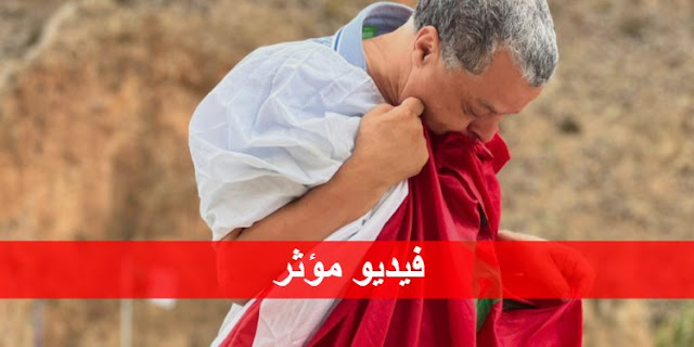 فيديو مؤثر.. مخرج مغربي يقبّل علم الجزائر ويطالب بفتح الحدود