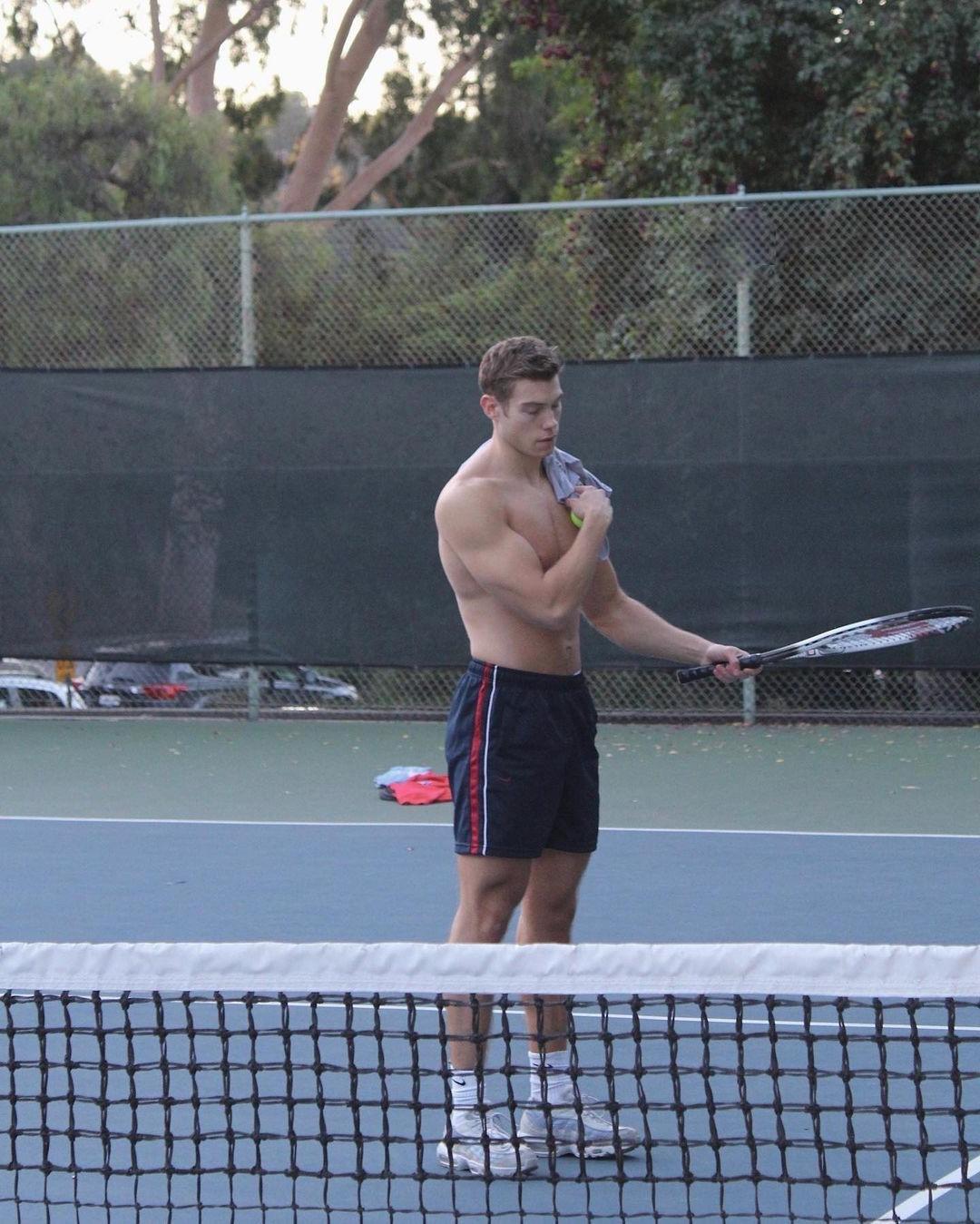 hot-american-tennis-players-derek-chadwick-shirtless-strong-body