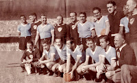 SELECCIÓN DE URUGUAY. Temporada 1949-50. Obdulio Varela, Juan López (seleccionador), Tejera, Vázquez (ayudante), Abate (ayudante), Gambetta, Matías González, Máspoli, Andrade, Kirshberg (masajista). Álvarez Modinas (técnico), Ghiggia, Julio Pérez, Míguez, Schiaffino, Morán y Figoli (técnico). SELECCIÓN DE BRASIL 1 SELECCIÓN DE URUGUAY 2 Domingo 16/07/1950, 15:00 horas. IV Copa del Mundo Brasil 1950, fase final, jornada 3. Rio de Janeiro, Brasil, estadio de Maracaná