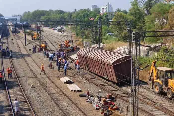 Goods Train Detrailed: Transportation Restored, Kochi, News, Train Accident, Train, Kerala