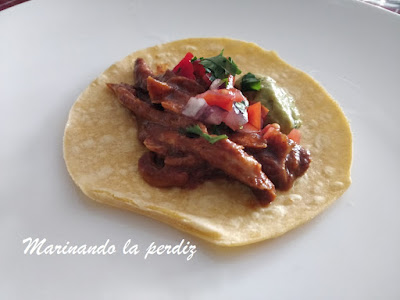 Tacos de pollo al mole rojo de Oaxaca. Receta mexicana