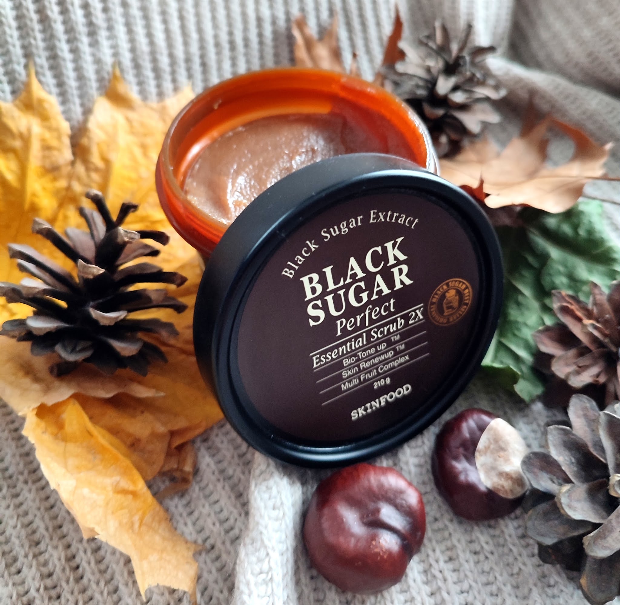 Black Sugar Perfect Essential Scrub 2X od Skin Food - czy to najlepszy peeling do twarzy z jakim miałam do czynienia? Aneta Lason Beauty Talks