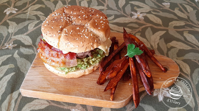 Burger boeuf, bacon et guacamole et ses frites de patates douces - Dans la cuisine d'Hilary