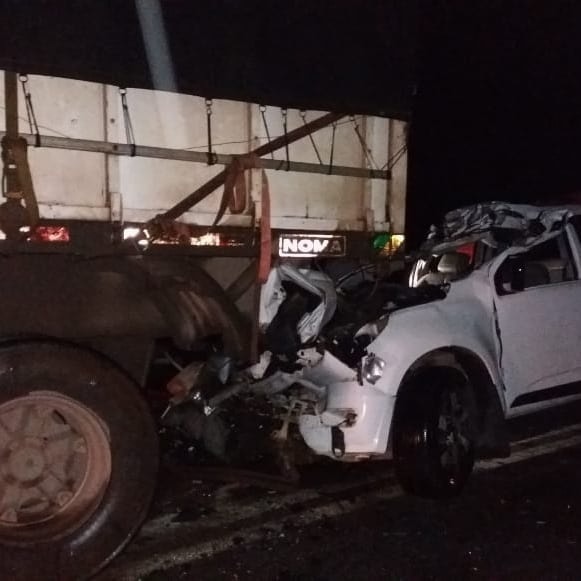 Três pessoas da mesma família morrem em grave acidente  entre caminhonete e carreta na BR-242, em Seabra 
