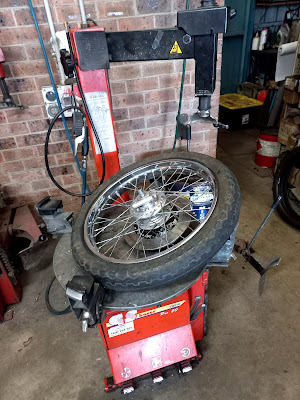 Honda CB500K1 removing the old tyres
