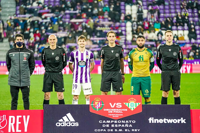 El cuarteto arbitral, con Ricardo De Burgos Bengoechea al frente, y los dos capitanes, Toni Villa y Fekir. REAL VALLADOLID C. F. 0 REAL BETIS BALOMPIÉ 3 Miércoles 05/01/2022, 20:00 horas. Copa del Rey, dieciseisavos de final, partido único. Valladolid, estadio José Zorrilla