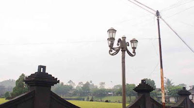 Bercengkerama di Candi Penataran saat Pagi Hari