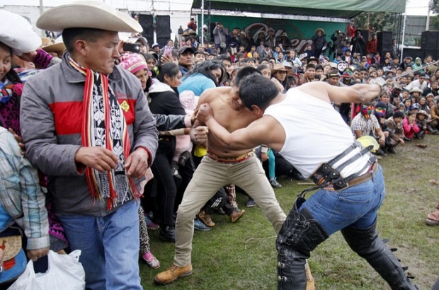 la tradición andina de solucionar controversias a golpes en Navidad