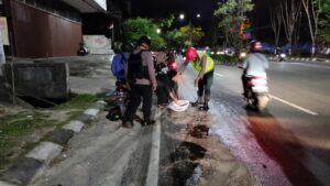 Hindari Kecelakaan, Brimob Kaltim Bersama Warga Taburi Pasir di Titik Tumpahan Solar