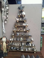 Árboles de Navidad hechos con palets de madera reciclados